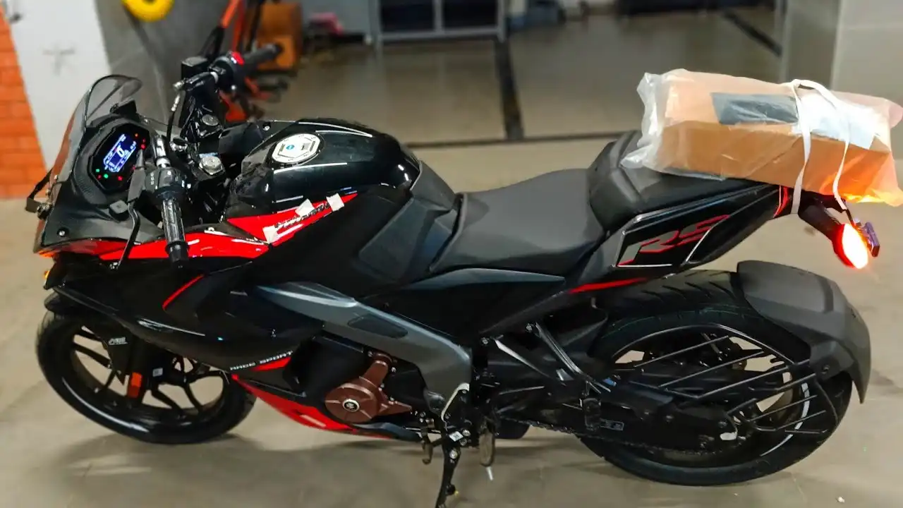 Pulsar RS200 2025 Comes with Digital TFT Display & 200cc Engine, Mileage 35 km/l – Smart and Connected Ride for Riders